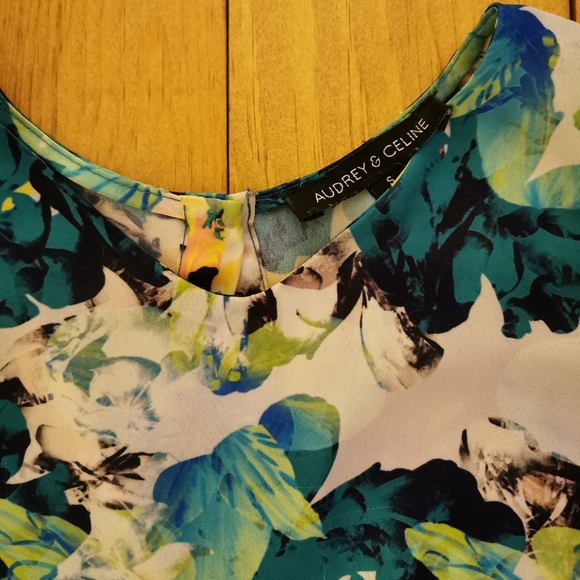 🌼Floral 🌼sleeveless high neck blouse - Picture 2 of 5